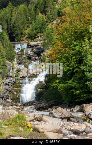 Gradas de Soaso, Fluss Arazas in Valle de Ordesa, Parque Nacional de Ordesa y Monte Perdido, Pyrenäen. Stockfoto