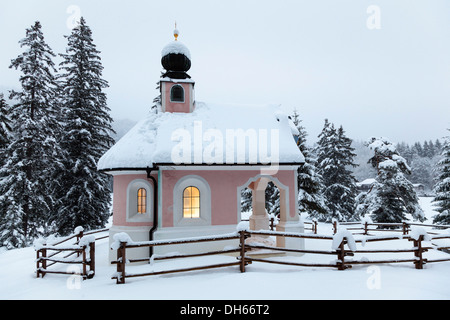 Kapelle der Maria-Koenigin, Queen Mary, Lautersee-See, in der Nähe von Mittenwald, Werdenfelser Land, Upper Bavaria, Bavaria, Germany Stockfoto