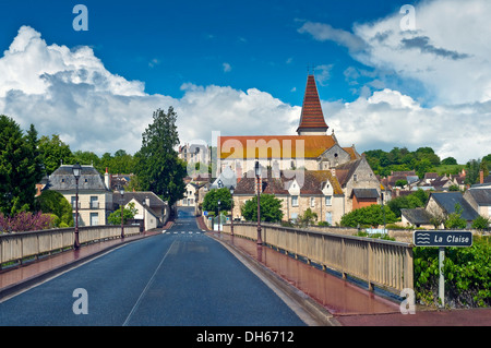 Ansicht von Preuilly-Sur-Claise, Stiftskirche und Schloss über Fluss Claise Brücke - Frankreich. Stockfoto