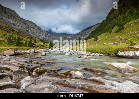 Fluss Arazas in Valle de Ordesa, Parque Nacional de Ordesa y Monte Perdido, Pyrenäen, Huesca Provinz, Aragon, Spanien, Europa Stockfoto