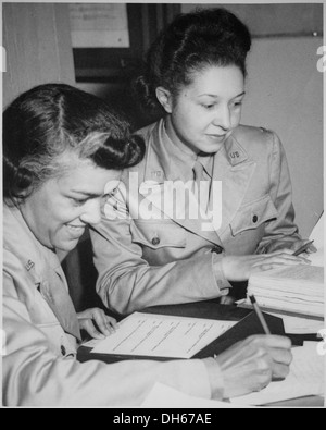 Leutnant Harriet West arbeitet zusammen mit anderen WAAC-Offizieren im temporären Gebäude 60M an der 26th Street in Washington, D.C. während des Zweiten Weltkriegs spielten die WAACs eine entscheidende Rolle bei der Unterstützung militärischer Operationen während des Krieges. Stockfoto