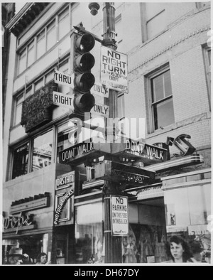 Ein kompliziertes Verkehrssignalsystem in Washington, D.C., das den Verkehrsfluss mit mehreren Anweisungen wie „Walk“, „Don't Walk“ und „No Right Turn“ vereinfacht. Stockfoto