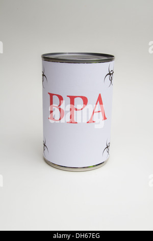 Eine Dose Essen mit einem Etikett, die besagt, es enthält auch bekannt als Bisphenol A BPA Stockfoto