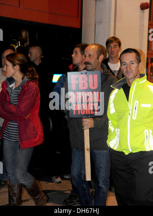 Brighton, Sussex, UK. 1. November 2013. -Mitglieder der Feuerwehr Union streiken außerhalb der Feuerwache Preston Zirkus Stockfoto