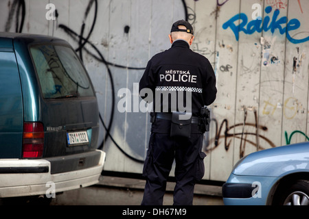 City Polizist überprüft das Abstellen von Fahrzeugen. Prag, Tschechische Republik Stockfoto