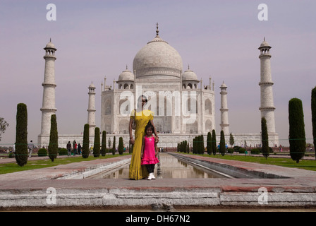 Indianer, Besucher vor dem Taj Mahal, Agra, Uttar Pradesh, Indien, Asien Stockfoto