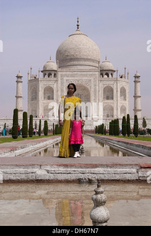 Indianer, Besucher vor dem Taj Mahal, Agra, Uttar Pradesh, Indien, Asien Stockfoto