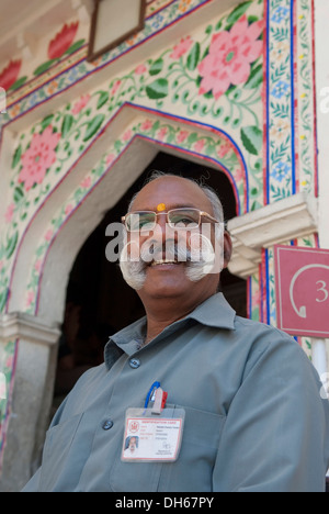 Bärtige Wache vor dem Bogen des Palastes in Udaipur, Rajasthan, Indien, Asien Stockfoto