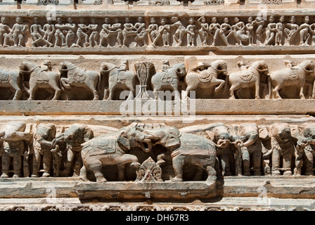 Elefanten Relief an der Wand der Jagdish Tempel, Udaipur, Rajasthan, Indien, Asien Stockfoto