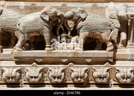 Elefanten Relief an der Wand der Jagdish Tempel, Udaipur, Rajasthan, Indien, Asien Stockfoto