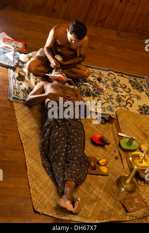 Make-up vor dem Kathakali Theater, Kochi, Kerala, Indien, Asien Stockfoto