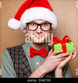 helles Bild gut aussehender Mann mit einem Geschenk Stockfoto