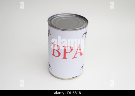 Eine Dose Essen mit einem Etikett, die besagt, es enthält auch bekannt als Bisphenol A BPA Stockfoto