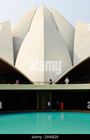 Bahá'Í Haus der Anbetung, Lotus-Tempel mit einem Pool, New Delhi, Indien, Asien Stockfoto