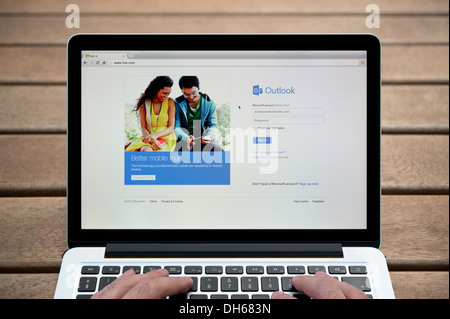 Die Windows Live-Website auf einem MacBook Hintergrund eine Holzbank im Freien einschließlich eines Mannes Finger (nur zur redaktionellen Verwendung). Stockfoto