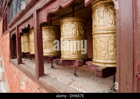 Tibetisch-buddhistische Kloster mit Gebetsmühlen in der Himalaya-Region in der Nähe von Leh, Ladakh, Himalaya, Indien, Asien Stockfoto