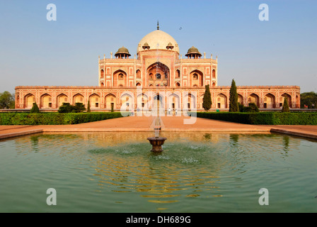 Humayun Mausoleum mit Pool an der Front, New Delhi, Indien, Asien Stockfoto