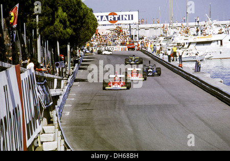 Jean-Pierre Verpflichtung im Schatten-Cosworth jagen No11 Clay Regazzoni Ferrari 312 und keine12 Niki Lauda Ferrari 312. Monaco GP, 1974. Stockfoto
