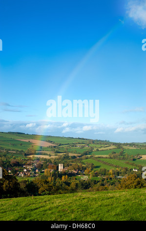 Ein Regenbogen über dem Dorf Cardington in den Hügeln von Shropshire, England Stockfoto