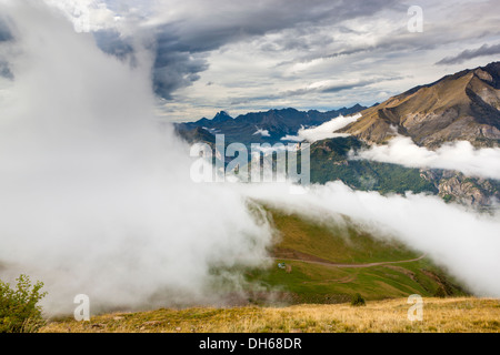 Blick vom Skigebiet Panticosa über Valle de Tena, Puntal de Los Petros, Sierra de Tendeñera. Stockfoto