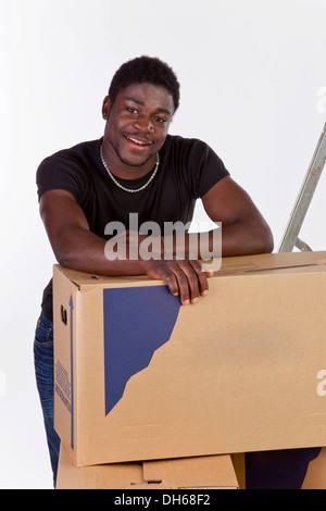 Junge schwarze Mann mit Umzugskartons Stockfoto