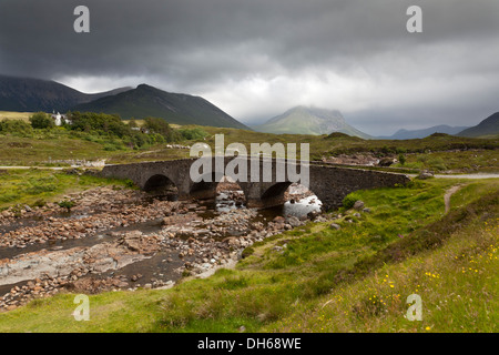 Sligachan Brücke, Isle Of Skye, Schottland UK, mit dem Berg Marsco, im Hintergrund in Wolke gehüllt. Stockfoto