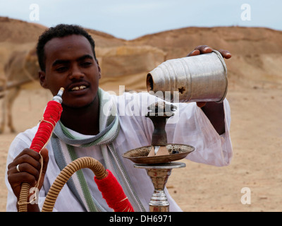 Beduinen, die Vorbereitung einer Wasserpfeife Wüste Völker aus Ägypten treffen im Wadi el Gamal-Nationalpark Tal der Kamele, für die Stockfoto