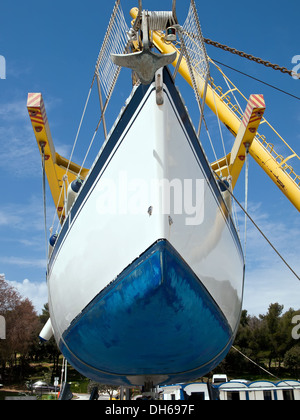 Segelboot am Kran hängend und Vorbereitung für den Dienst Stockfoto