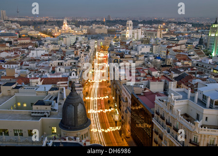 Gran Via in der Abenddämmerung mit Weihnachten Lichter, Madrid, Spanien, Europa Stockfoto