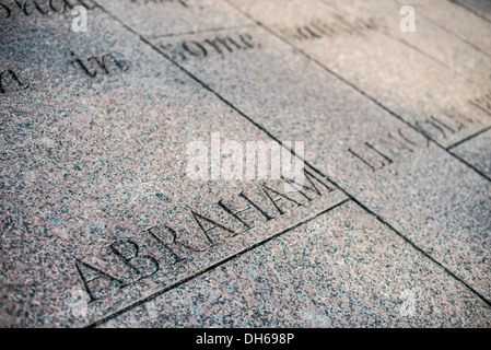 Die Inschrift des Abraham Lincolns Namen unter ein Zitat des ehemaligen Präsidenten geschnitzt in der Granitpflaster Freiheit Plaza an der Pennsylvania Avenue in der Innenstadt von Washington DC. Stockfoto