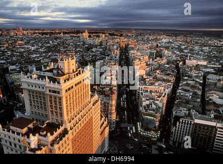 Espana-Gebäude und der Gran Via, bei Dämmerung, Madrid, Spanien, Europa Stockfoto