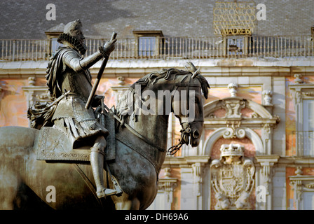 Statue von Felipe III, Plaza Mayor, Casa De La Panaderia im Rücken, Madrid, Spanien, Europa Stockfoto