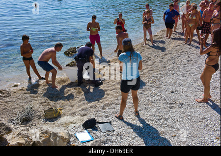 Rettung einer verletzten Unechten Karettschildkröte (Caretta Caretta) auf Jerusalem Beach, in der Nähe von Fiscardo, Kefalonia, Griechenland Stockfoto
