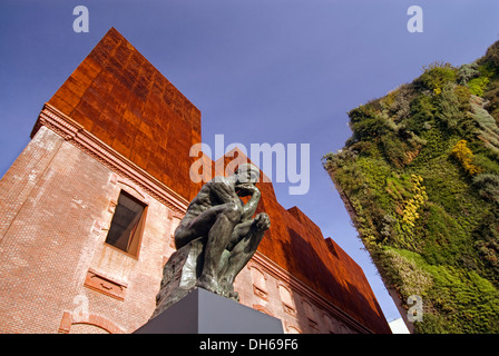 Rodins Skulptur "Der Denker" vor der Caixa Forum Museum Art Center, Madrid, Spanien, Europa Stockfoto