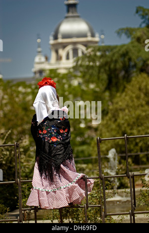 Spanische Frau, gekleidet in einem traditionellen "Chulapos" Kostüm für San Isidro Festival, Madrid, Spanien, Europa Stockfoto