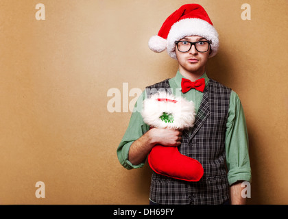 Hipster in Santa Claus Kleidung mit den Socken der Geschenke Stockfoto