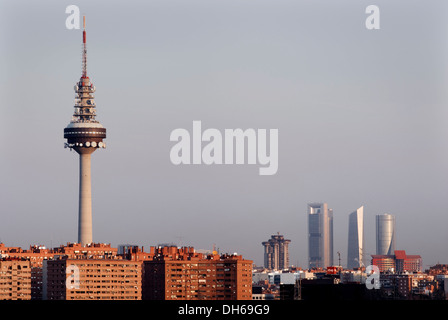 Fernsehturm Torrespaña dominiert die Wolkenkratzer noch im Bau, Madrid, Spanien, Europa Stockfoto