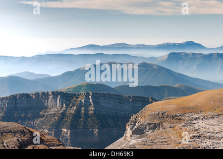 Blick über die Schlucht d'Arazas und Río Cinca Tal, Valle de Ordesa, Parc National des Pyrénées, Aragon, Spanien, Europa Stockfoto