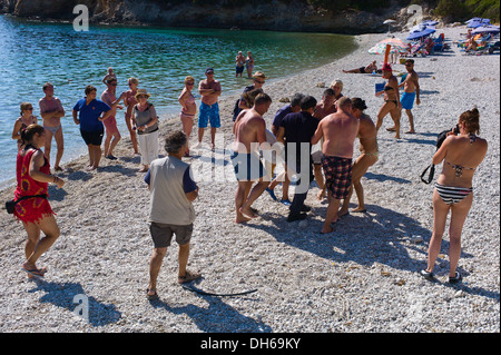 Rettung einer verletzten Unechten Karettschildkröte (Caretta Caretta) auf Jerusalem Beach, in der Nähe von Fiscardo, Kefalonia, Griechenland Stockfoto