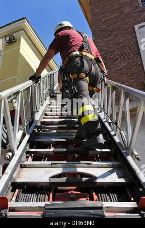 Sicherheit Aktivitäten im Herzen der historischen Altstadt, Feuerwehr, Gebäude, die durch das Erdbeben, das am 6. April 2009 beschädigt, l'Aquila Stockfoto