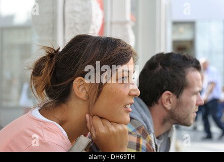 Ein junges Paar nebeneinander sitzen, schauen in die gleiche Richtung, Konstanz oder Bodensee, baden-württemberg, publicground Stockfoto