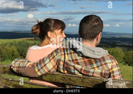 Ein junges Paar auf einer Bank sitzen, hegaublick, baden-württemberg, publicground Stockfoto