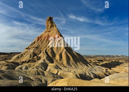 Charakteristische bizarre Landschaft von Ocker Ton, semidesert Bardenas Reales, UNESCO-Biosphärenreservat, Navarra, nördlichen Spanien Stockfoto