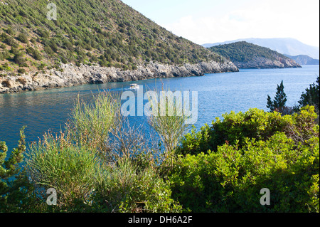 Angelboot/Fischerboot Abfahrt Hafen um Jerusalem Beach in der Nähe von Fiscardo, Kefalonia, Griechenland Stockfoto