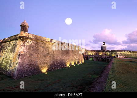 Krieger: Haus, Mond und Leuchtturm, San Felipe del Morro (1540 s-1786), Old San Juan, Puerto Rico Stockfoto