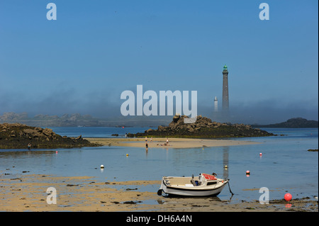 Boot am Strand, phare de l'Ile Vierge Leuchtturm, plouguerneau, Bretagne, finistere, Frankreich, Europa, publicground Stockfoto