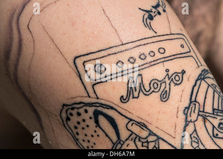 Tattoo, noch ohne Farbstoffe am Oberarm eines jungen Mannes, Freiburg im Breisgau, Baden-Württemberg, Deutschland Stockfoto