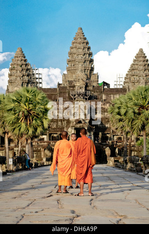 Mönche tragen orangefarbene Gewänder, komplexe Angkor Wat, Siem Reap, Kambodscha, Südostasien, Asien Stockfoto