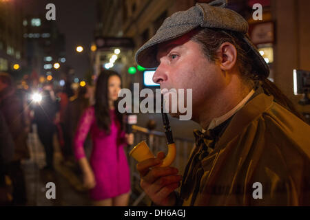 New York, NY, 31. Oktober 2013. Ein Mann ist als Sherlock Holmes, mit Deerstalker GAP und vollständige gebogenen Meerschaum Pfeife, in Greenwich Village Halloween Parade gekleidet. 2013 ist der 40. Jahrestag der Parade, das im Jahr 2012 wegen Hurrikan Sandy abgesagt wurde. Bildnachweis: Ed Lefkowicz/Alamy Live-Nachrichten Stockfoto