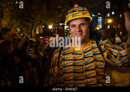 New York, NY, 31. Oktober 2013. Ein Mann trägt eine Kostüm, bestehend aus New York Metropolitan Transit Authority Metrocards in New Yorks Greenwich Village Halloween Parade. 2013 ist der 40. Jahrestag der Parade, das im Jahr 2012 wegen Hurrikan Sandy abgesagt wurde. Bildnachweis: Ed Lefkowicz/Alamy Live-Nachrichten Stockfoto